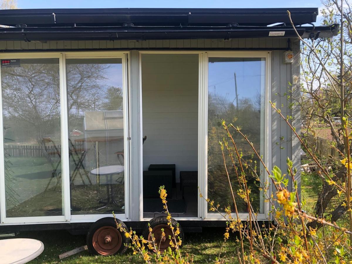 Two Small Guest Houses By Lake Rent Out As One Hjo Luaran gambar