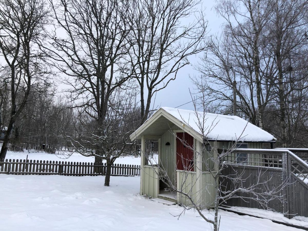 Two Small Guest Houses By Lake Rent Out As One Hjo Luaran gambar
