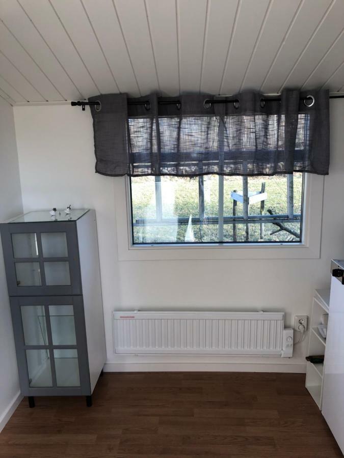 Two Small Guest Houses By Lake Rent Out As One Hjo Luaran gambar