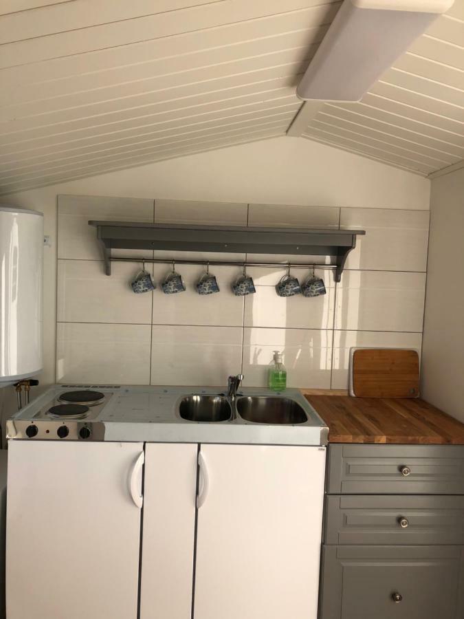 Two Small Guest Houses By Lake Rent Out As One Hjo Luaran gambar